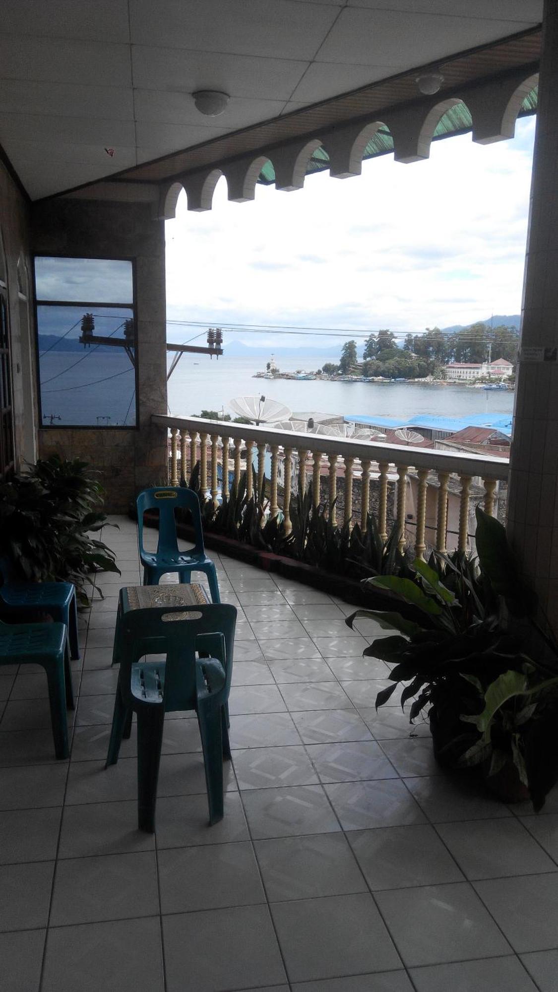 Melissa Palace Hotel And Karaoke Parapat Exterior photo