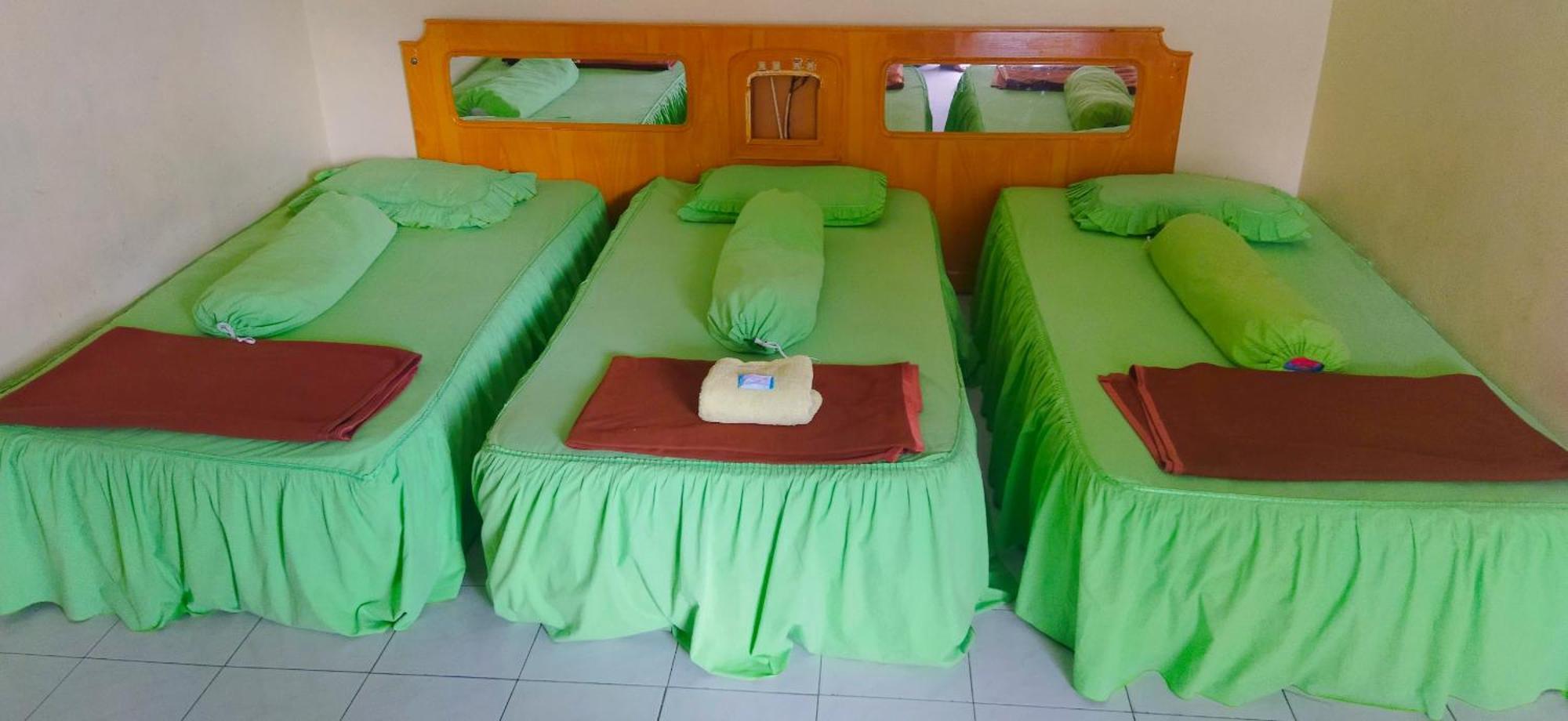 Melissa Palace Hotel And Karaoke Parapat Exterior photo